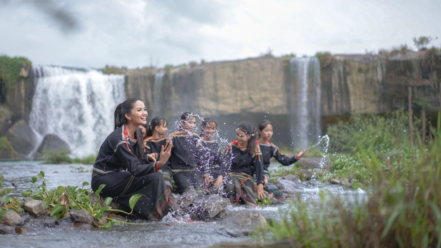 Hoa hậu H’Hen Niê cover “Vũ điệu rửa tay” cùng các cô gái dân tộc Êđê