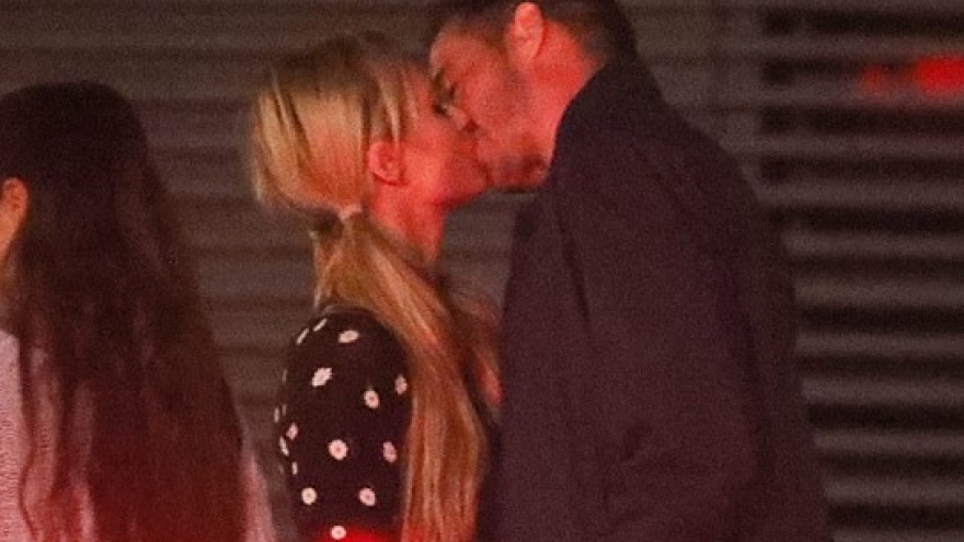 Paris Hilton ngọt ngào “khóa môi” bạn trai doanh nhân trên phố lúc tối muộn