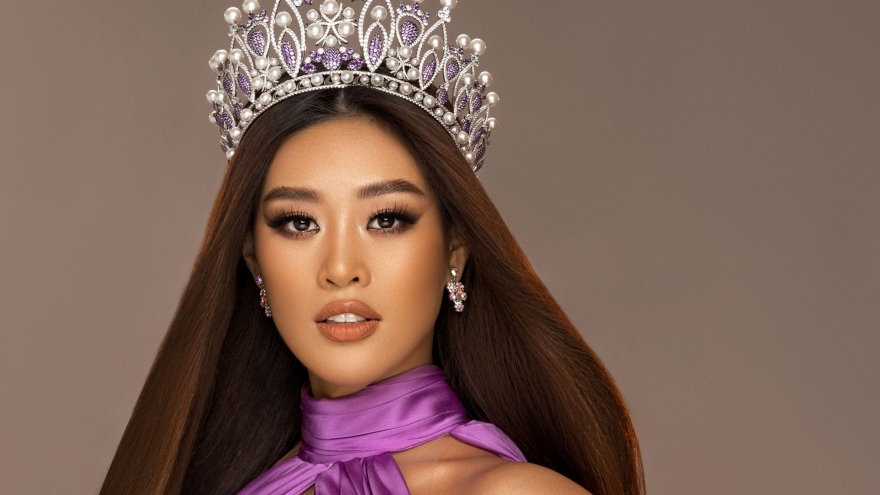 Hoa hậu Khánh Vân khoe sắc trong thiết kế đầm dạ hội màu tím