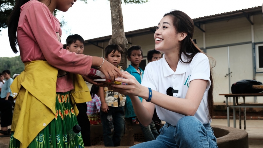 Hoa hậu Khánh Vân trao tặng 500 phần quà cho học sinh ở Đắk Nông