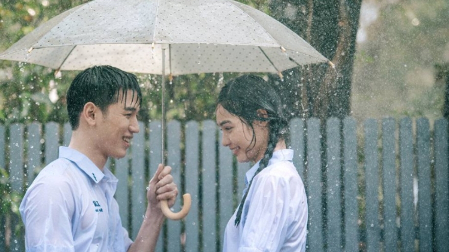 “Cơn mưa tình đầu“: Hồi ức đẹp của những rung động đầu đời