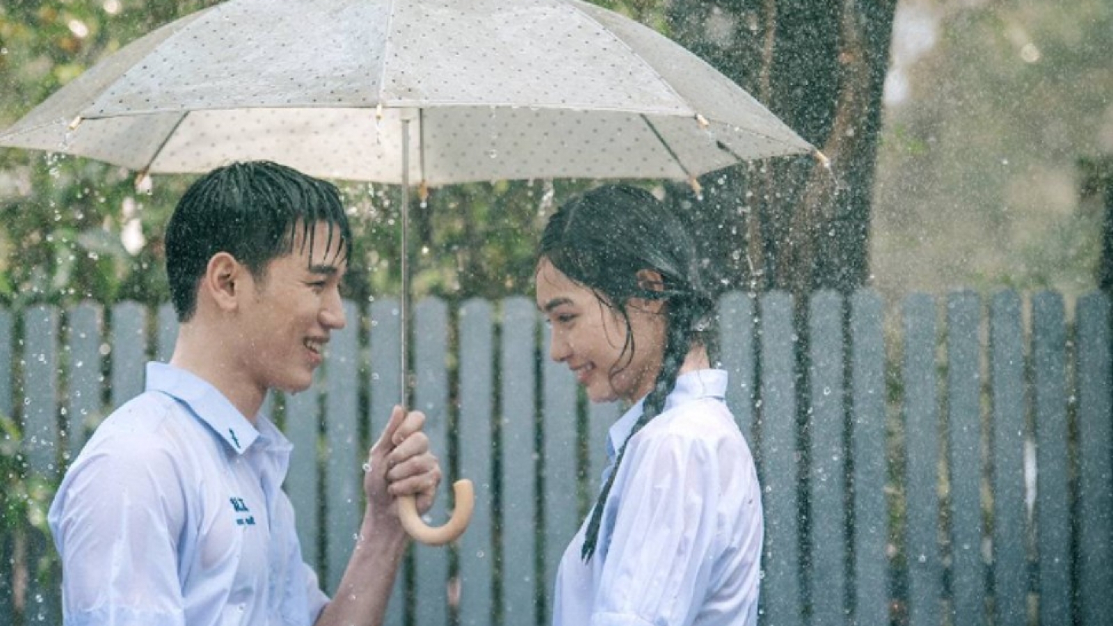 “Cơn mưa tình đầu“: Hồi ức đẹp của những rung động đầu đời