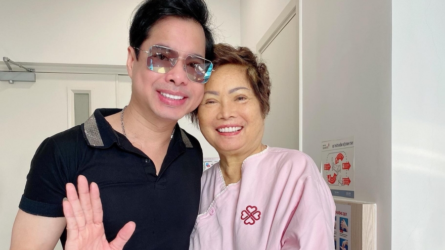 Ca sĩ Ngọc Sơn mừng rỡ khi mẹ về Việt Nam an toàn