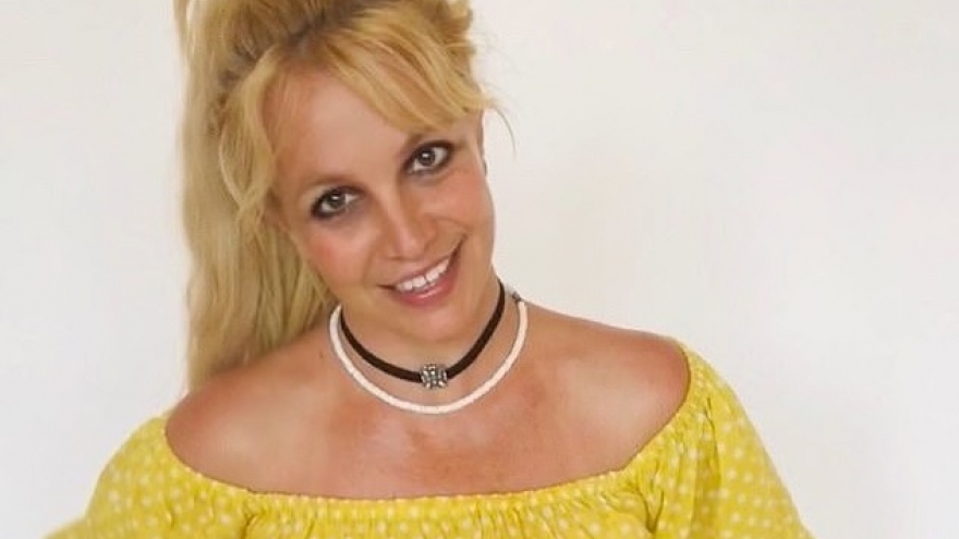 Britney Spears diện croptop sành điệu khoe eo thon săn chắc ở tuổi 38