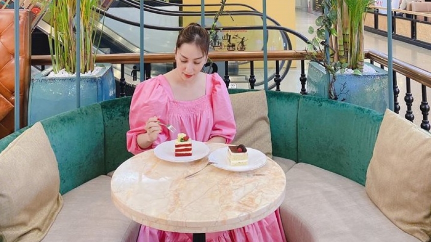 Chuyện showbiz: Khánh Thi đẹp ngọt ngào với đầm hồng rực rỡ