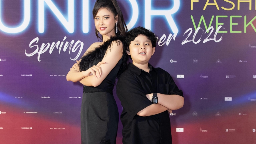 Mẹ con Trương Quỳnh Anh diện đồ đôi cá tính “đội mưa” đi xem show thời trang