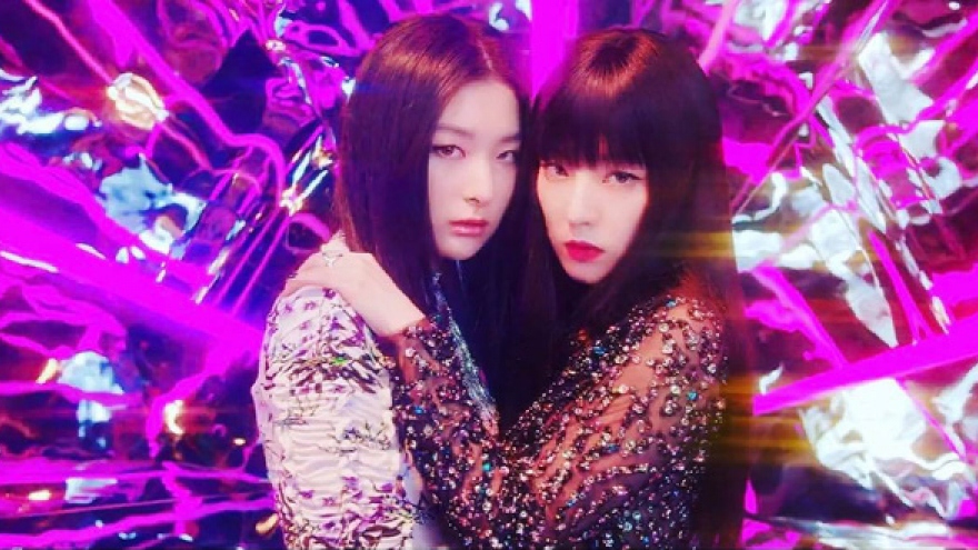 Loạt trang phục đắt đỏ của Irene, Seulgi (Red Velvet) trong “Monster“