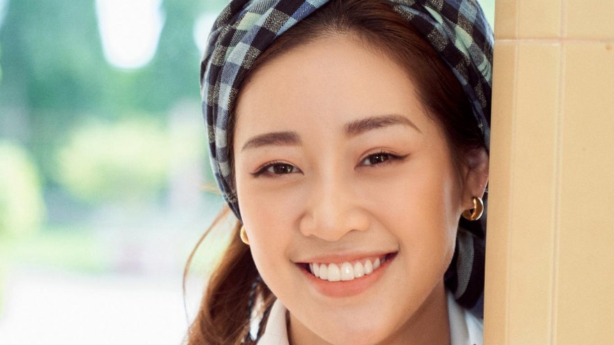 Hoa hậu Khánh Vân thích thú tạo dáng trong bộ ảnh “cây nhà lá vườn“