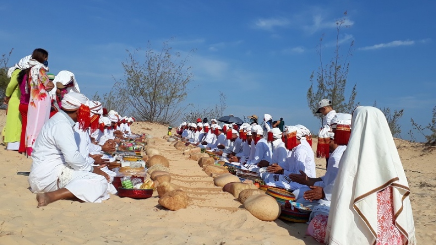 Người Chăm có nhiều đổi mới trong việc cưới, việc tang