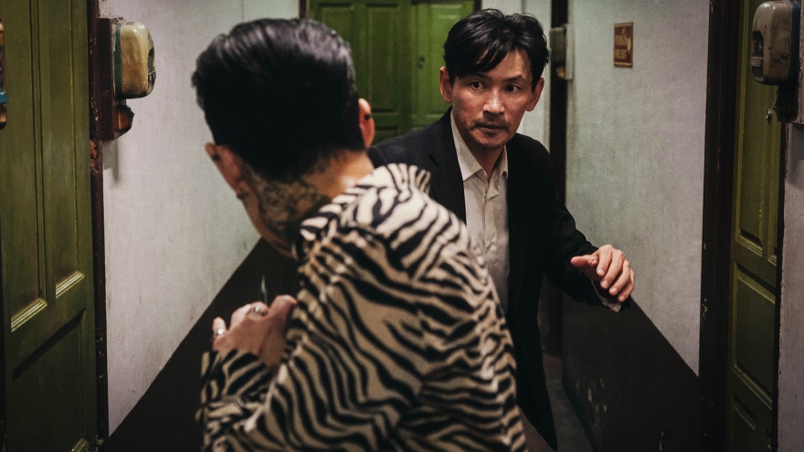 “Ông hoàng phòng vé” Hwang Jung Min tái xuất với bom tấn hành động mới