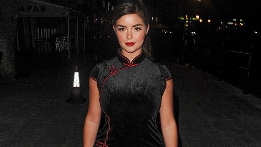 Demi Rose phô dáng “đồng hồ cát” nóng bỏng với đầm nhung xẻ cao quyến rũ