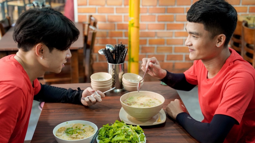 Mạc Văn Khoa ấm ức vì bị bạn thân Anh Tú giành ăn