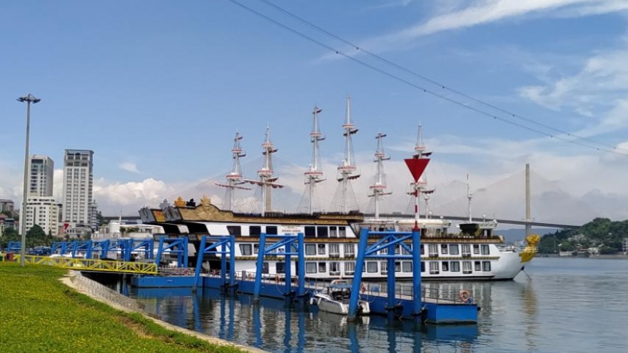 Cơn bão Covid-19 "tàn phá" du lịch Hạ Long