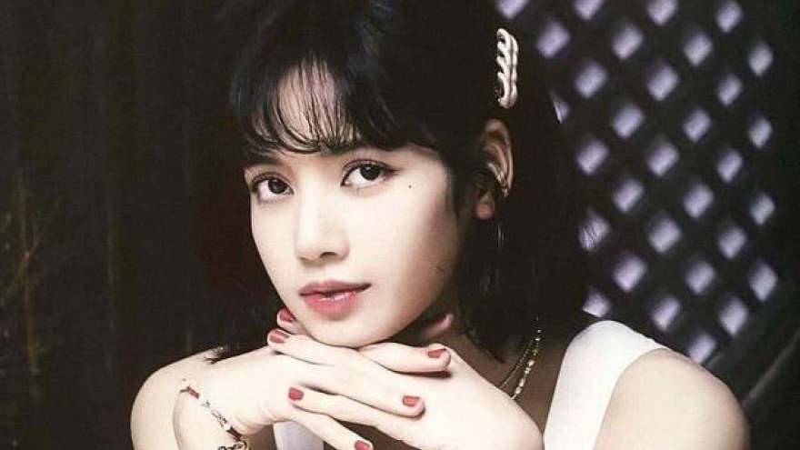 Lisa (BLACKPINK) hoá nàng thơ với vẻ đẹp cổ điển, lãng mạn
