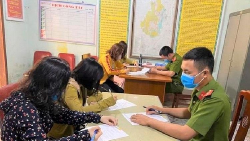 Ngồi “buôn chuyện”, 4 phụ nữ bị lập biên bản xử phạt