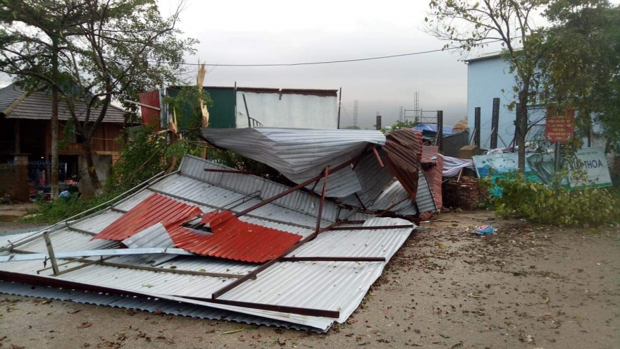 Mưa lốc trong đêm ở Mộc Châu, nhiều người tìm chỗ lánh nạn