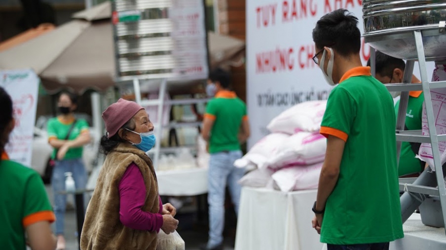 Câu chuyện rớt nước mắt của những người nghèo đội mưa nhận gạo từ thiện