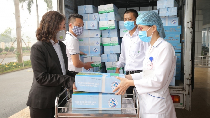 Cô gái Hà Lan trao yêu thương qua triệu hộp sữa