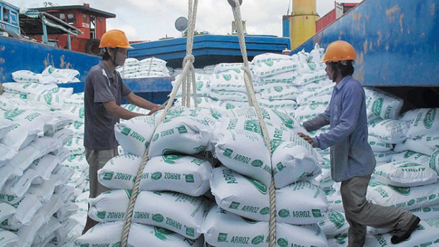 Giá gạo xuất khẩu của Việt Nam lập đỉnh mới, giá gạo Thái Lan giảm