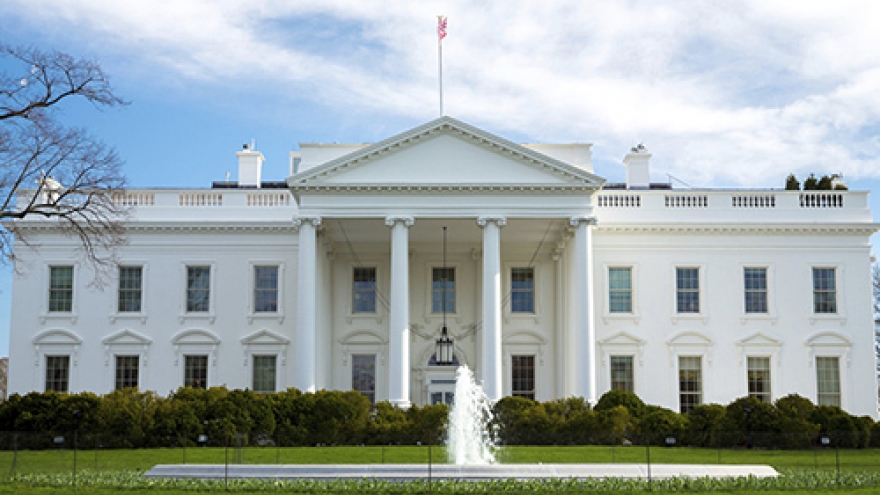 Toàn bộ nhân viên Nhà Trắng được yêu cầu phải đeo khẩu trang
