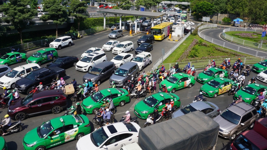 Grab, taxi vẫn thu tiền của khách như xăng chưa hề giảm giá