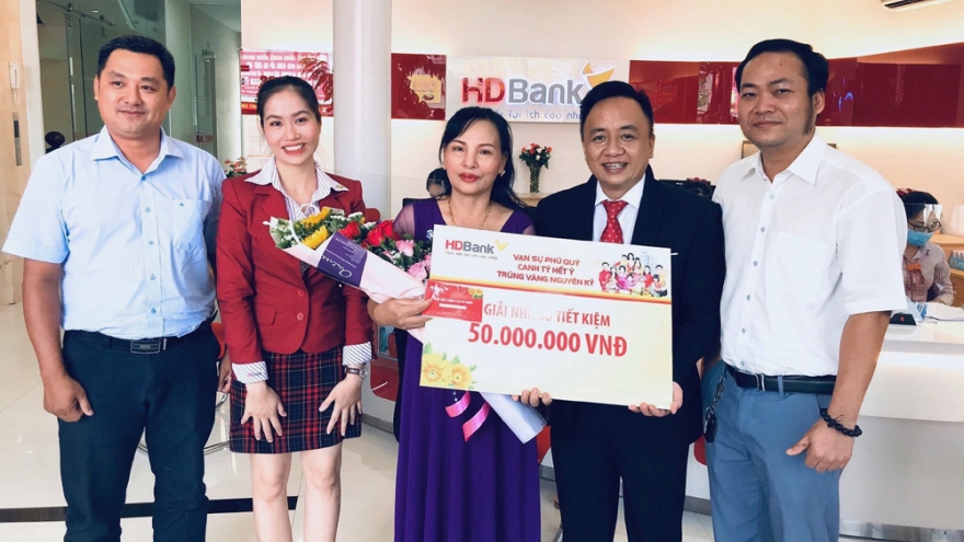 Trao giải thưởng 1 ký vàng cho khách hàng HDBank