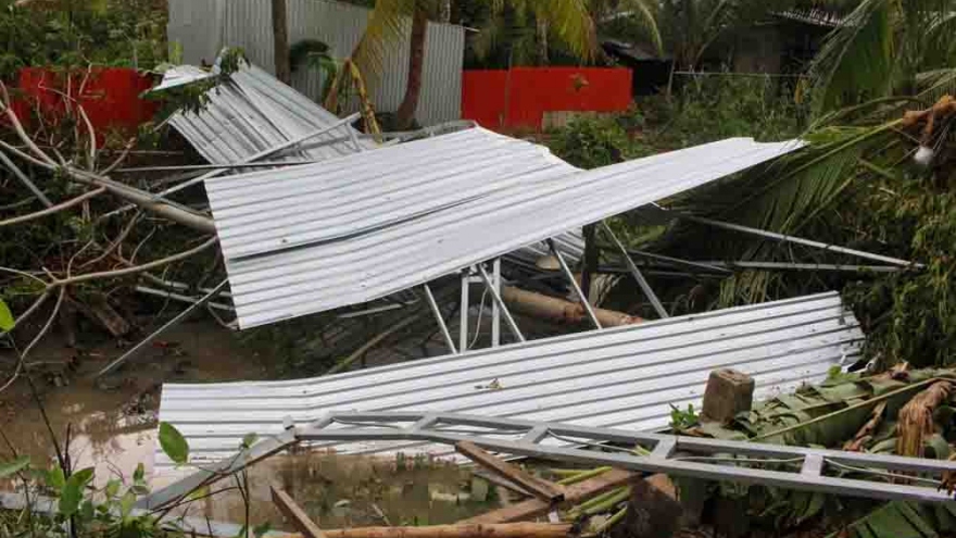 Dông lốc làm sập và tốc mái hơn 250 căn nhà ở Cần Thơ