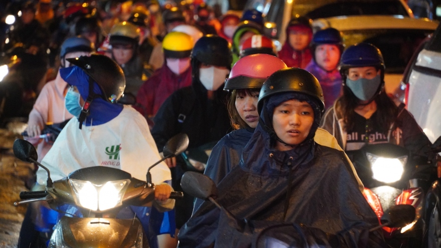 Mưa lớn giờ tan tầm, giao thông ở TP HCM ùn tắc nghiêm trọng