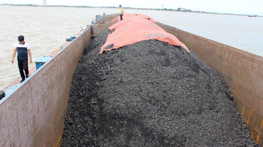 Tạm giữ tàu chở 1.500 tấn than không rõ nguồn gốc