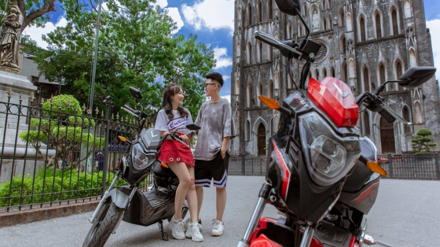 Vinfast tặng 50.000 pin xe máy điện cho học sinh