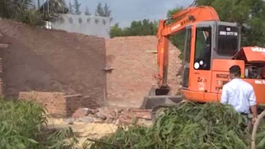 Tháo dỡ 14 trường hợp lấn chiếm đất Khu Kinh tế Nhơn Hội