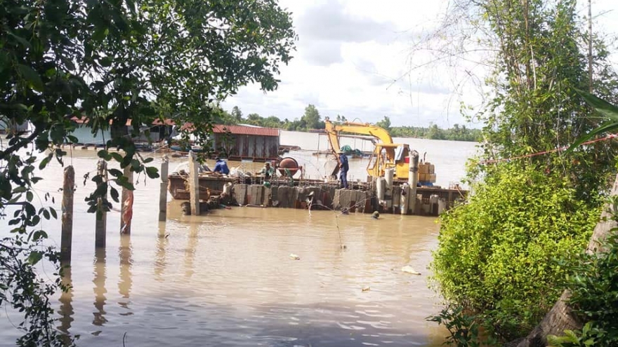Tiền Giang đình chỉ 2 công trình xây dựng “lấn” sông Tiền