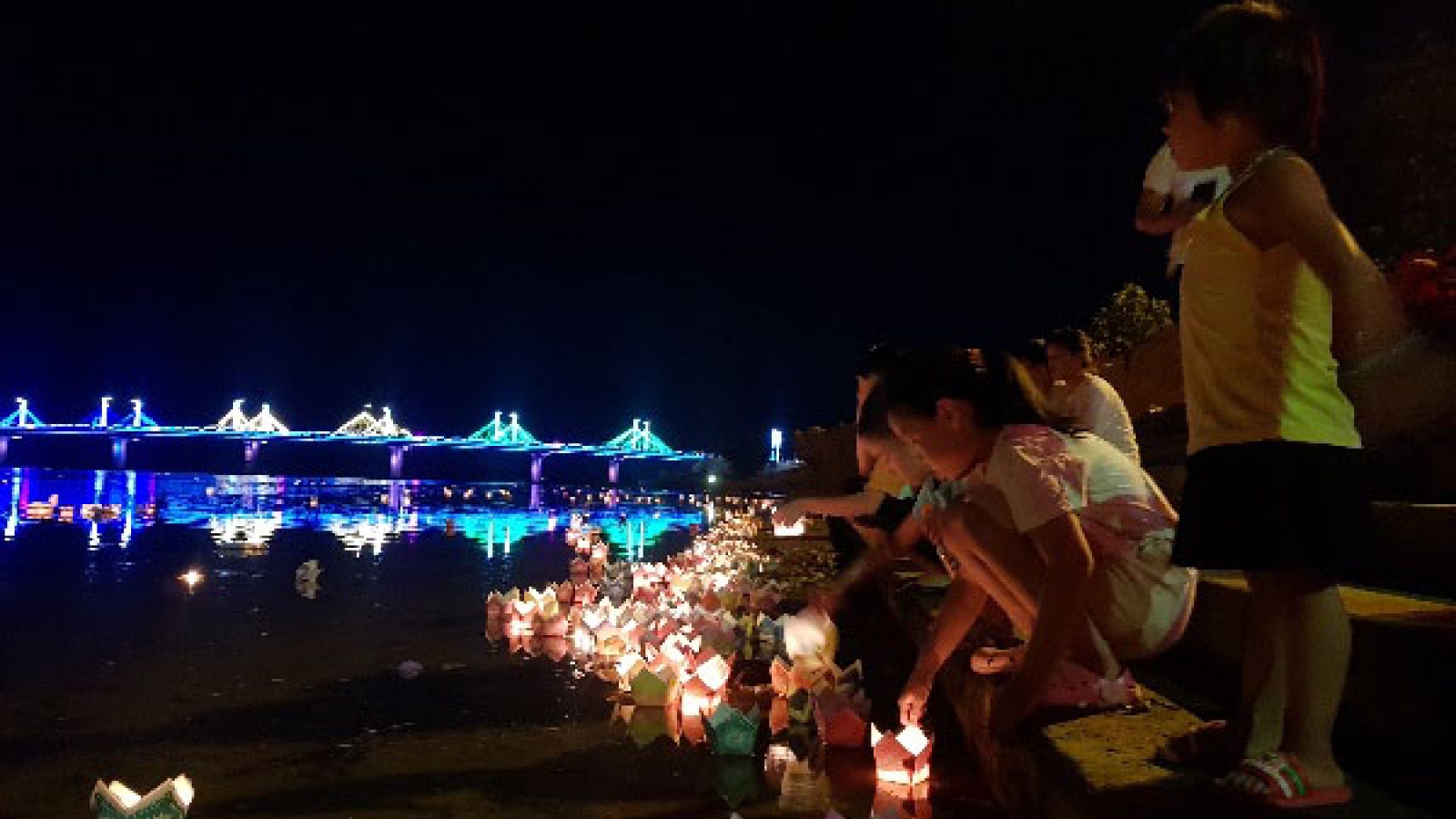 Hàng ngàn ngọn hoa đăng lung linh trên dòng sông Thạch Hãn