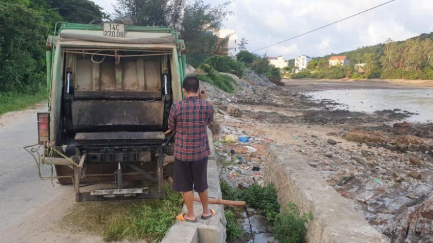 Huyện đảo Cô tô xử phạt xe rác đổ trộm nước đen ngòm ra biển