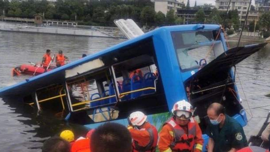 Trung Quốc: Vụ xe bus lao xuống hồ là do tài xế “trả thù xã hội”