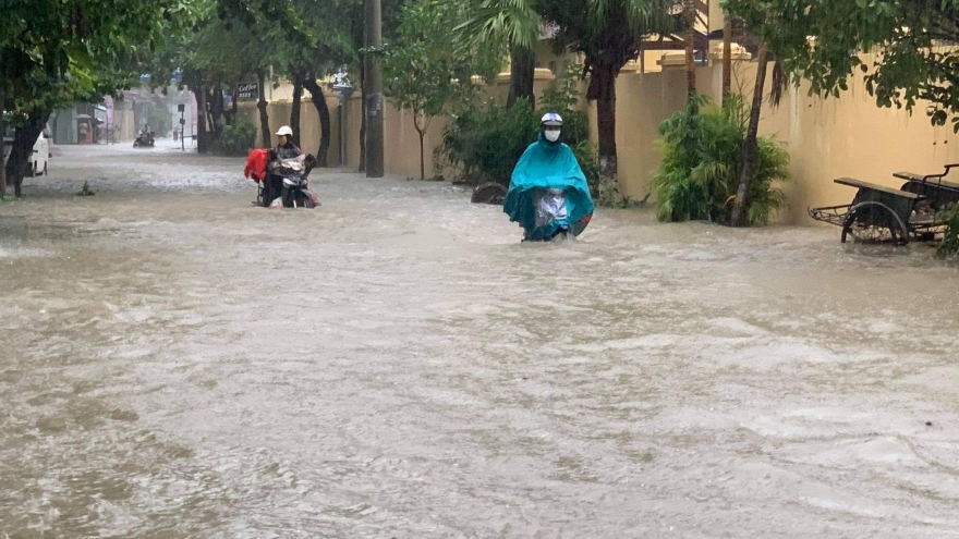 Mưa lớn, thành phố Điện Biên Phủ ngập trong biển nước