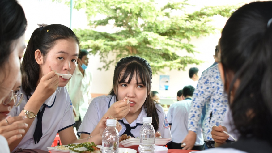 Hàng ngàn suất cơm miễn phí làm ấm lòng sĩ tử Cần Thơ