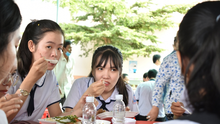 Hàng ngàn suất cơm miễn phí làm ấm lòng sĩ tử Cần Thơ