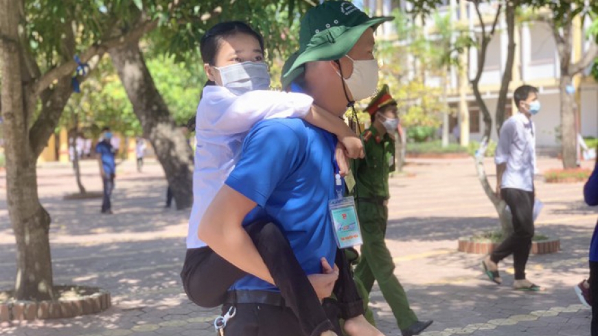 Xúc động hình ảnh nữ sinh đến điểm thi trên đôi chân của thanh niên tình nguyện