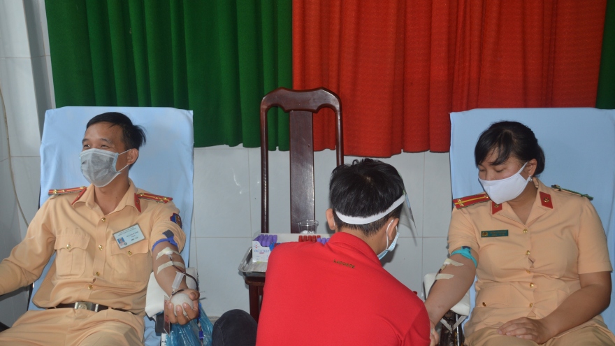 Cán bộ chiến sĩ lực lượng công an Sóc Trăng hiến máu cứu người