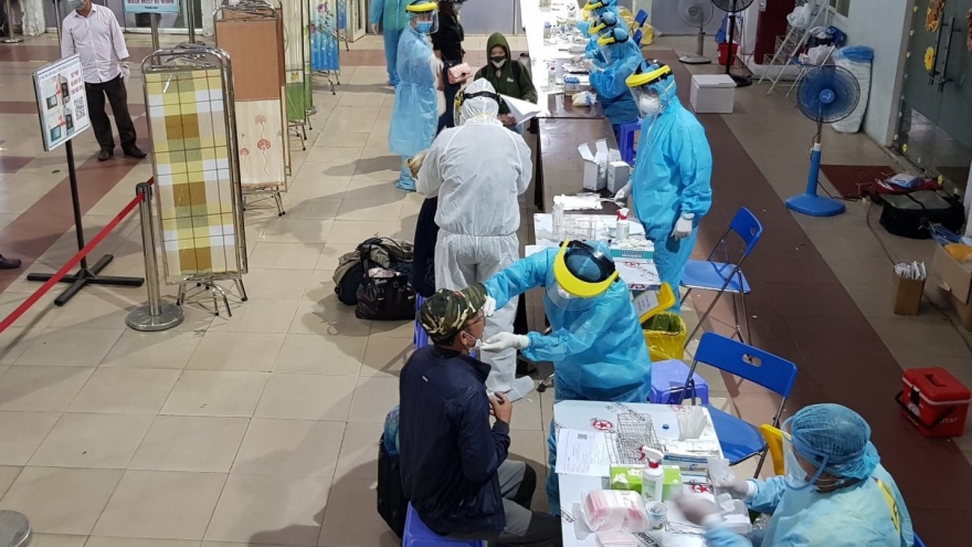 TPHCM lấy mẫu xét nghiệm cho tất cả hành khách đến ga Sài Gòn