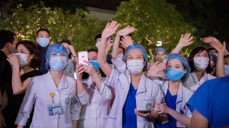 Những chiến binh áo trắng trong cuộc chiến với đại dịch thế kỷ