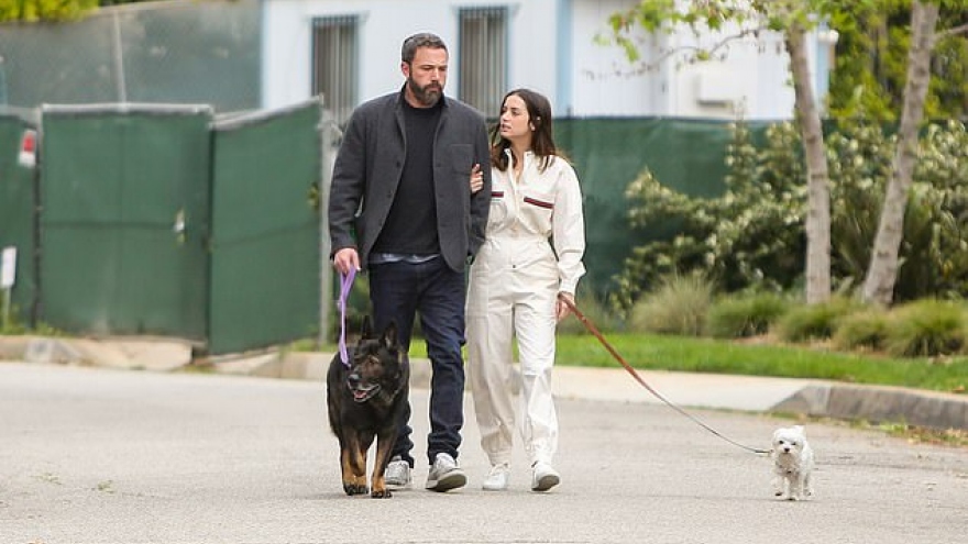 Ben Affleck tình tứ ôm bạn gái kém 16 tuổi ở nơi công cộng
