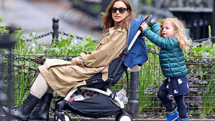 “Chân dài” Irina Shayk vô tư ngồi vào xe đẩy của con khi ra phố dạo chơi