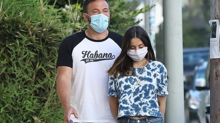 Ben Affleck và tình trẻ đeo khẩu trang dắt thú cưng đi dạo sau ước muốn có con