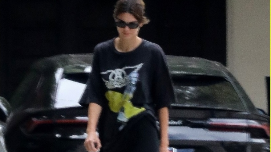 Kendall Jenner mặc đồ khỏe khoắn, xinh đẹp trượt patin cùng bạn bè