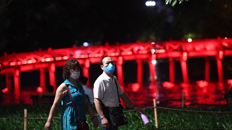 Ảnh: Phố đi bộ hồ Hoàn Kiếm đông vui trong ngày hoạt động trở lại