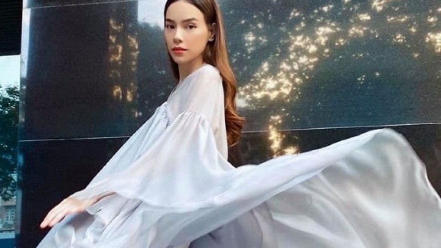 Chuyện showbiz: Hồ Ngọc Hà lộ gương mặt “cứng đơ” do photoshop quá đà