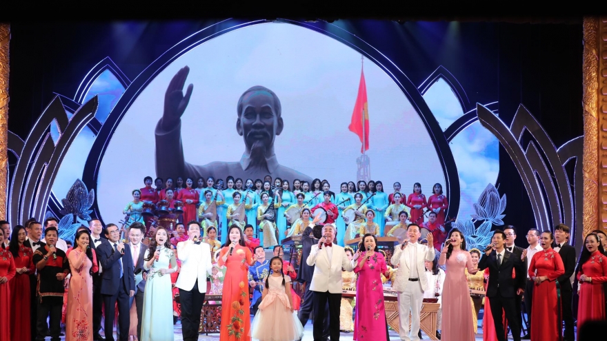 Tự hào “Dâng Người tiếng hát mùa xuân“