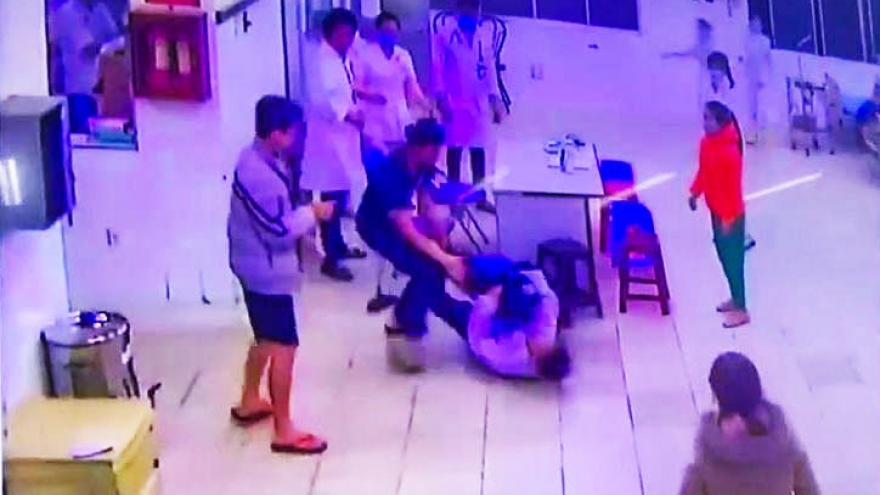 Lâm Đồng khởi tố hai cha con đánh nhân viên bệnh viện